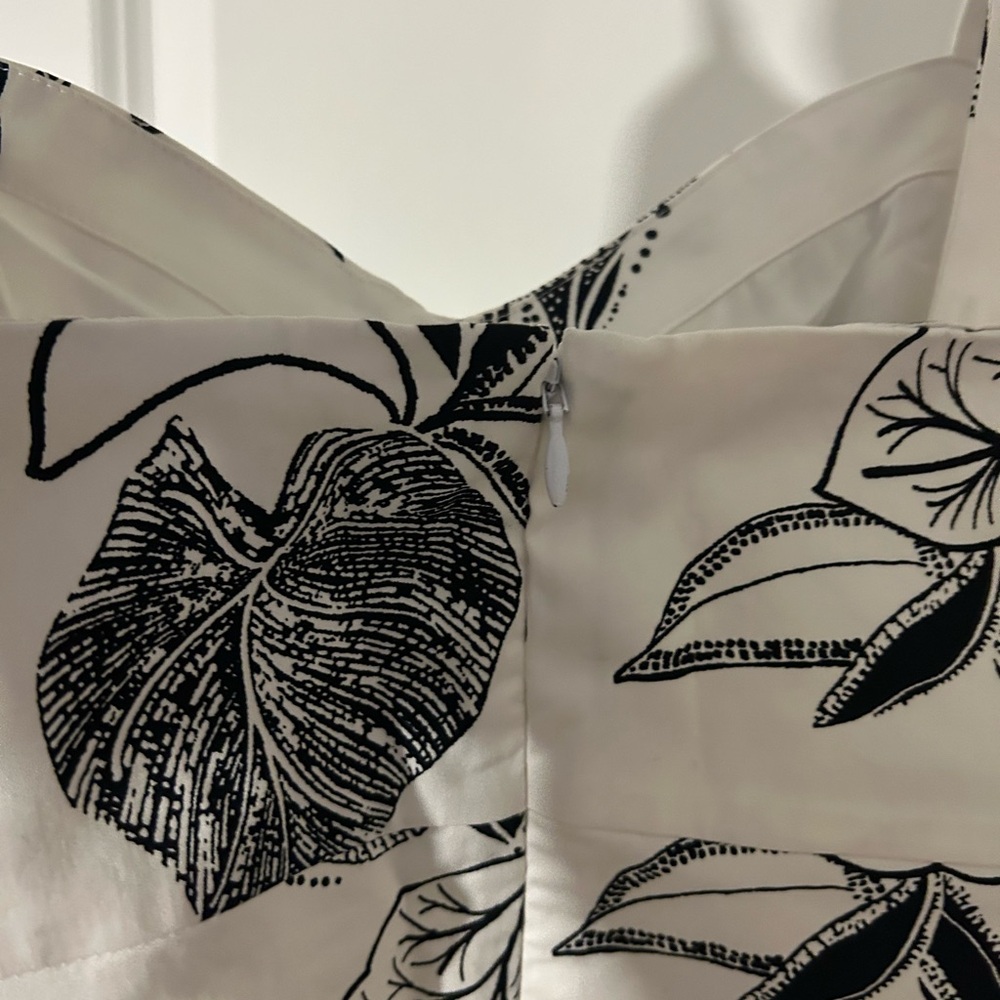 White House Black Market Monochrome Leaf Print Tank Top - Picture 6 of 7